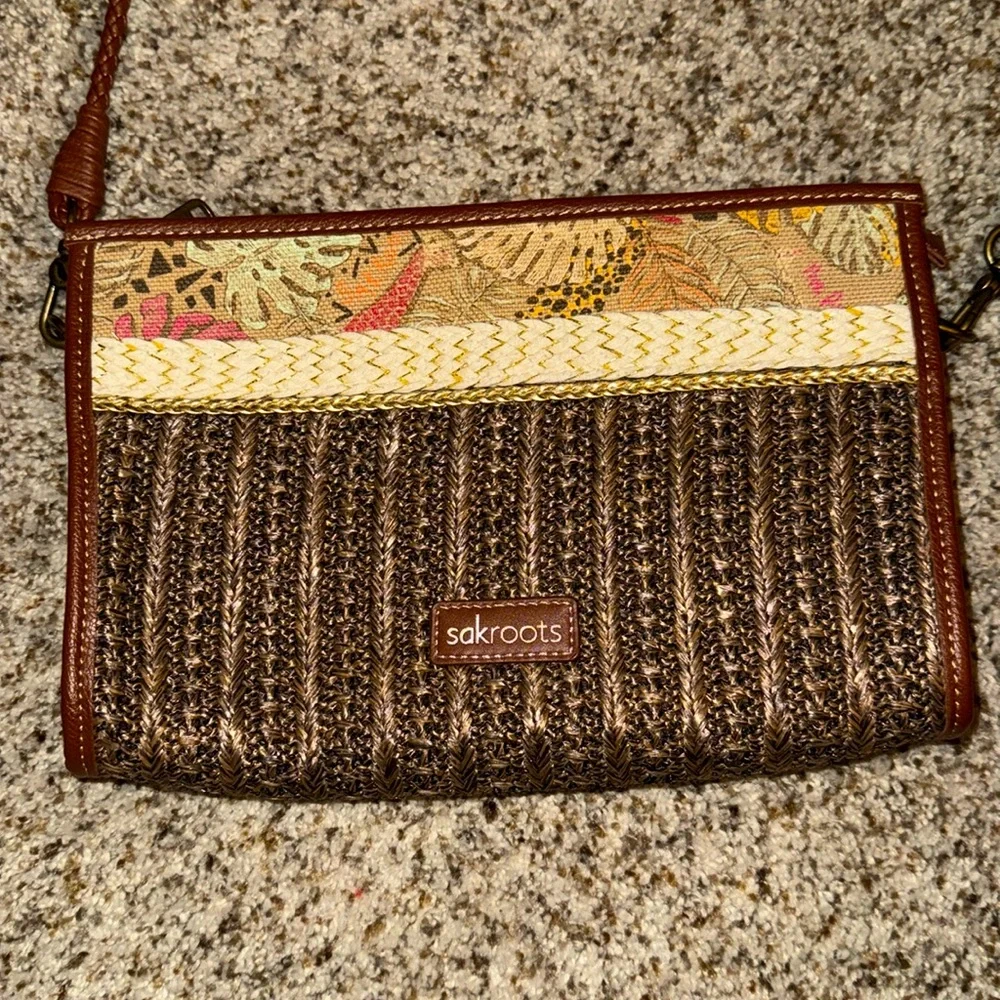 Like New SakRoots trendy fashionable shoulder bag gold thread & 21” strap - Picture 1 of 10